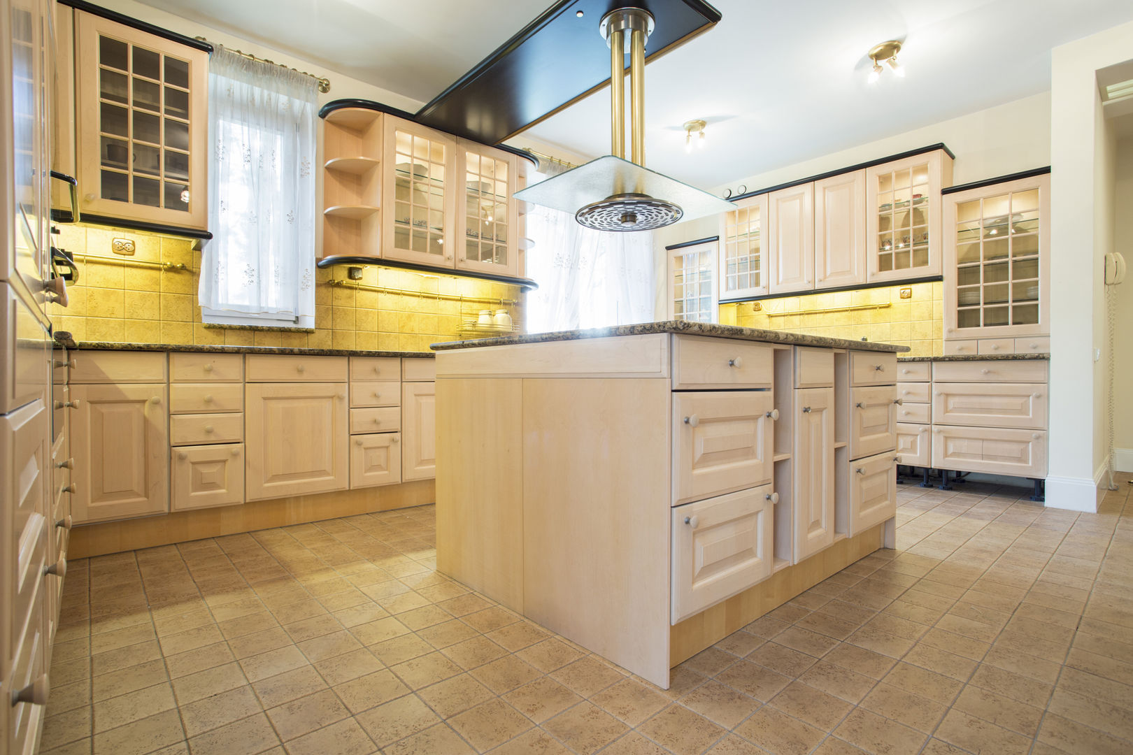 Tradicional Kitchens, Piwko-Bespoke Fitted Furniture Piwko-Bespoke Fitted Furniture Kitchen Chipboard Cabinets & shelves