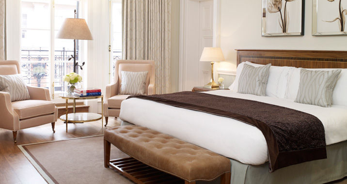 Linley Rooms at Claridge's - Robert Angell Design International Ben Whistler Bespoke Furniture, London Phòng ngủ phong cách kinh điển Gỗ Wood effect Sofas & chaise longue