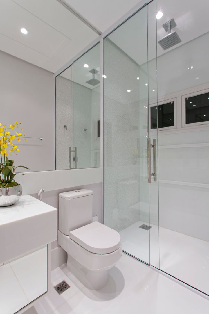 homify Modern bathroom سنگ مرمر