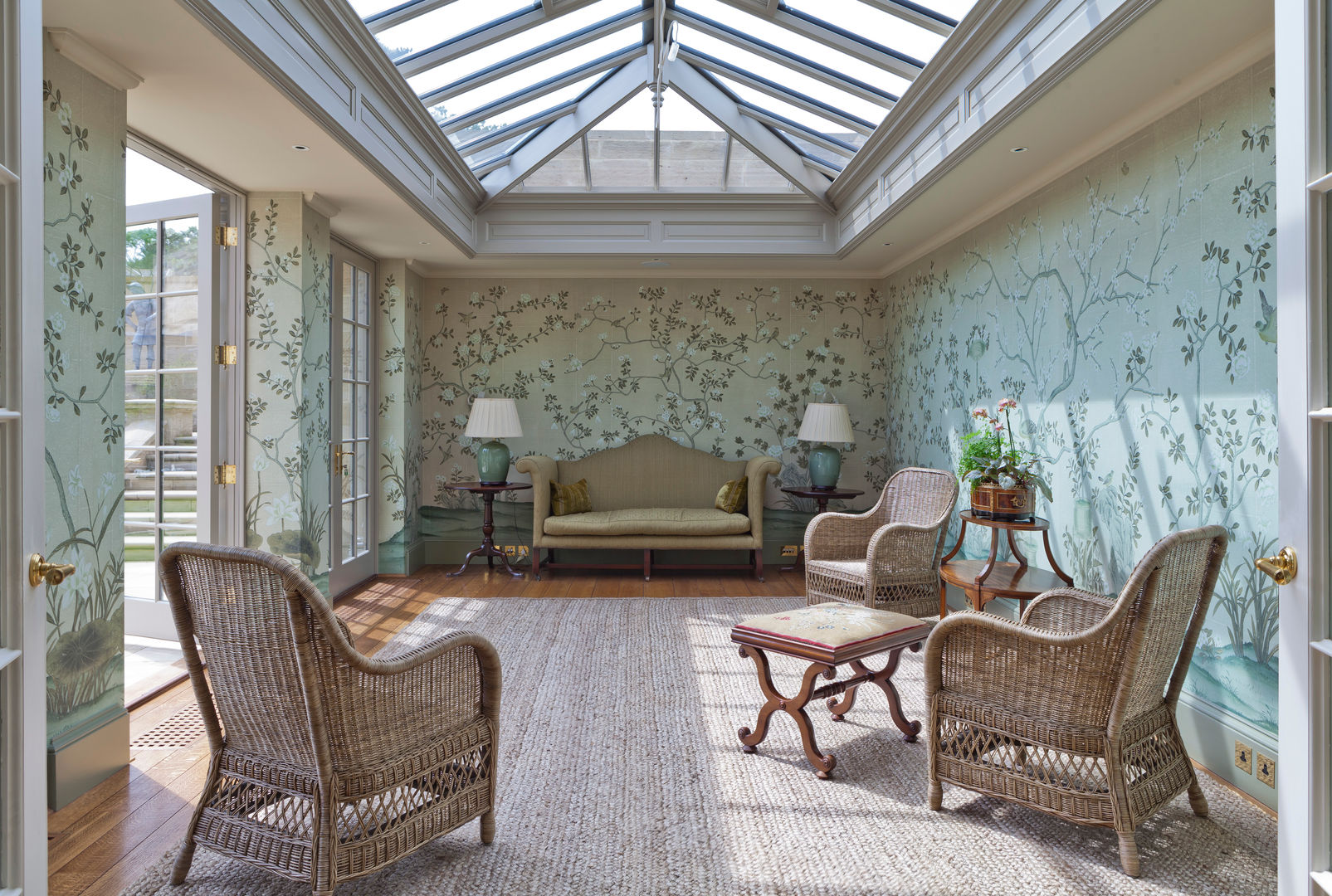 Impressive Twin Classical Orangeries - Sitting Room Vale Garden Houses クラシカルスタイルの 温室 木 木目調