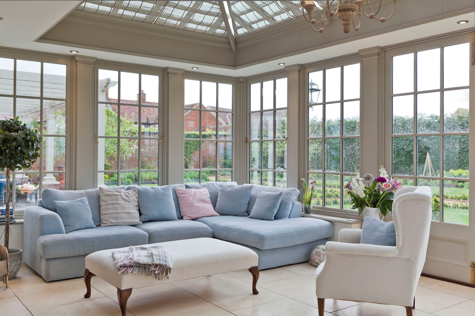 A Living Room Conservatory Vale Garden Houses Giardino d'inverno in stile classico Legno Effetto legno