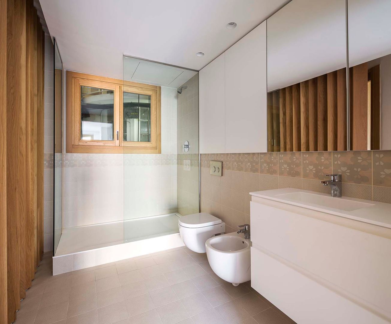 Apartamentos en Paseo de Gracia, Barcelona, THK Construcciones THK Construcciones Modern bathroom Wood Wood effect