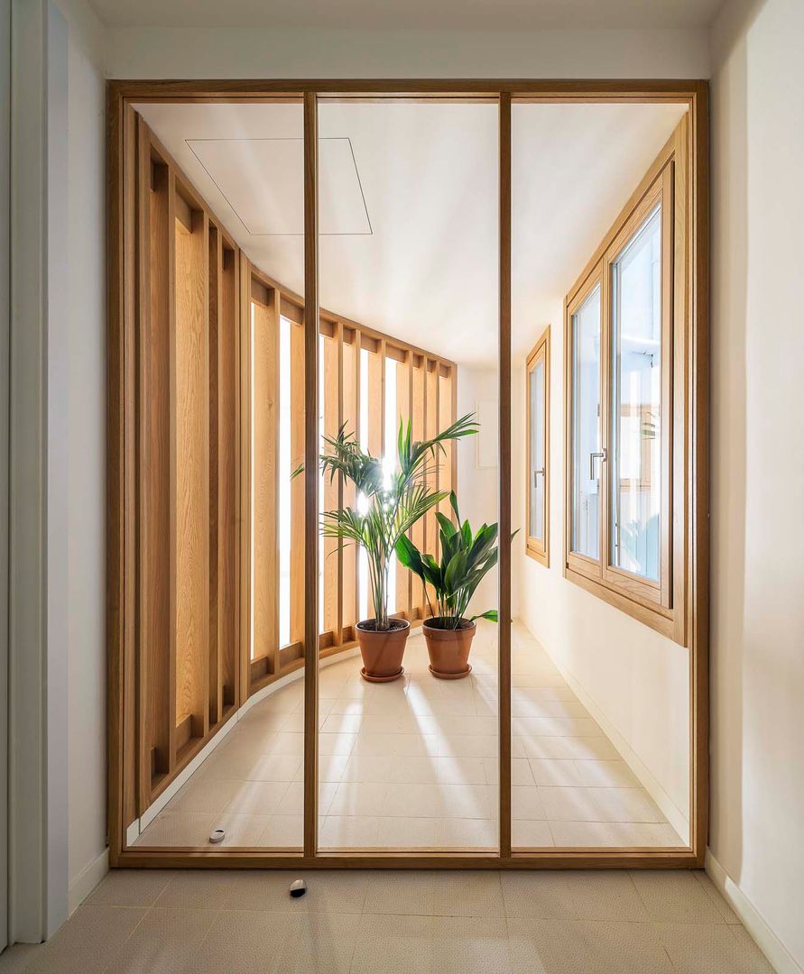 Apartamentos en Paseo de Gracia, Barcelona, THK Construcciones THK Construcciones Modern corridor, hallway & stairs Wood Wood effect