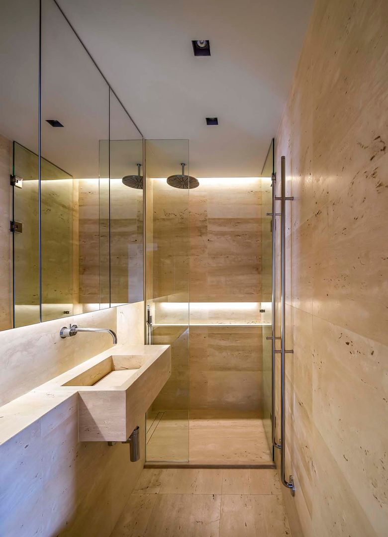 Rehabilitación de Ático en el Raval, Barclona, THK Construcciones THK Construcciones Modern bathroom Marble