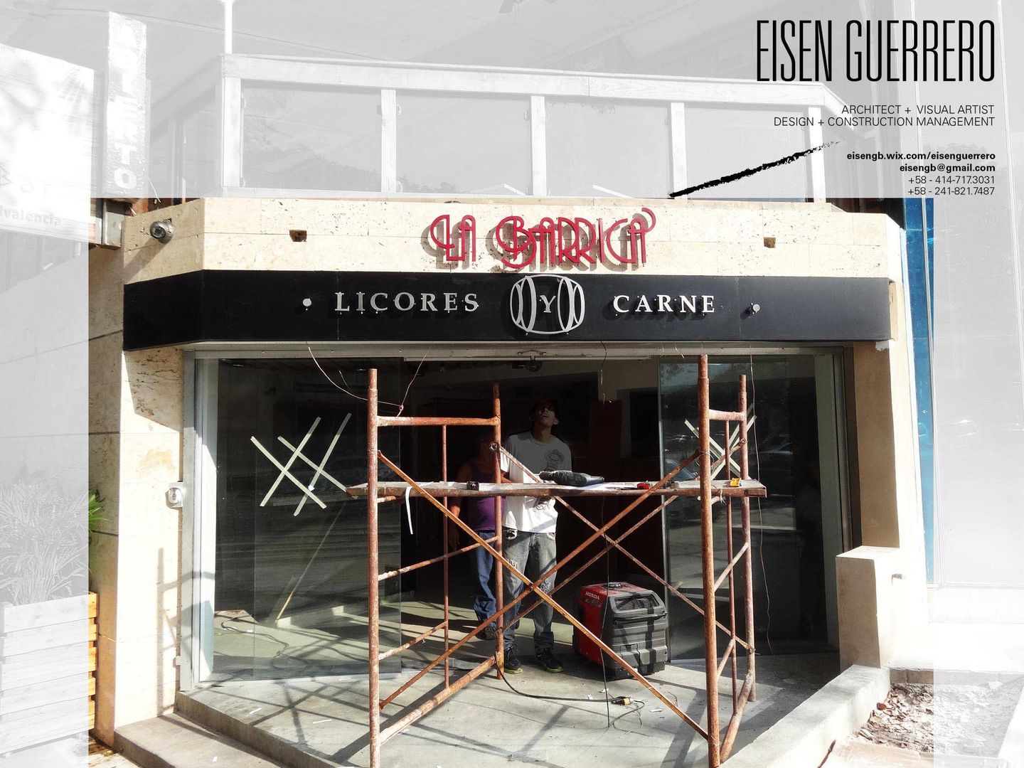 Vista de la fachada, instalando Letras corpóreas metálicas sobre coralina y alucobond negro. EISEN Arquitectura + Construccion Bodegas de estilo minimalista