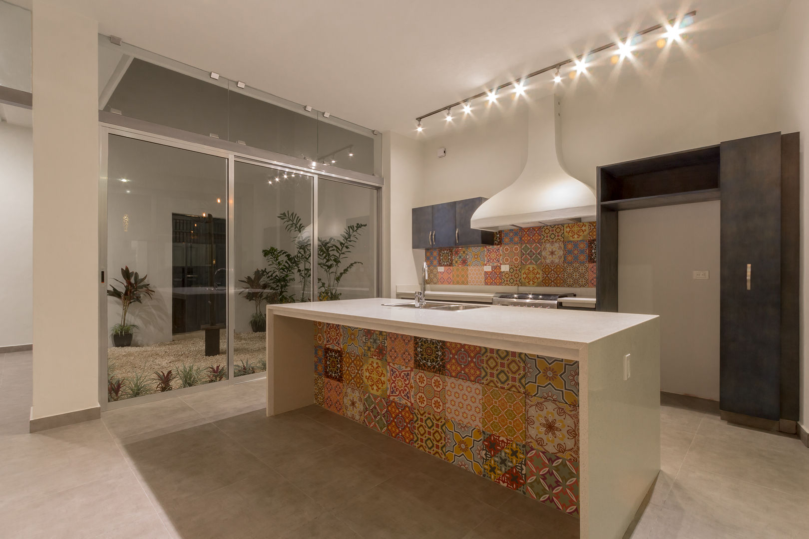 VISTA DE LA COCINA AL PRIMER ESPACIO ABIERTO PARA VENTILACIÓN E ILUMINACIÓN NATURAL CERVERA SÁNCHEZ ARQUITECTOS Cocinas de estilo ecléctico