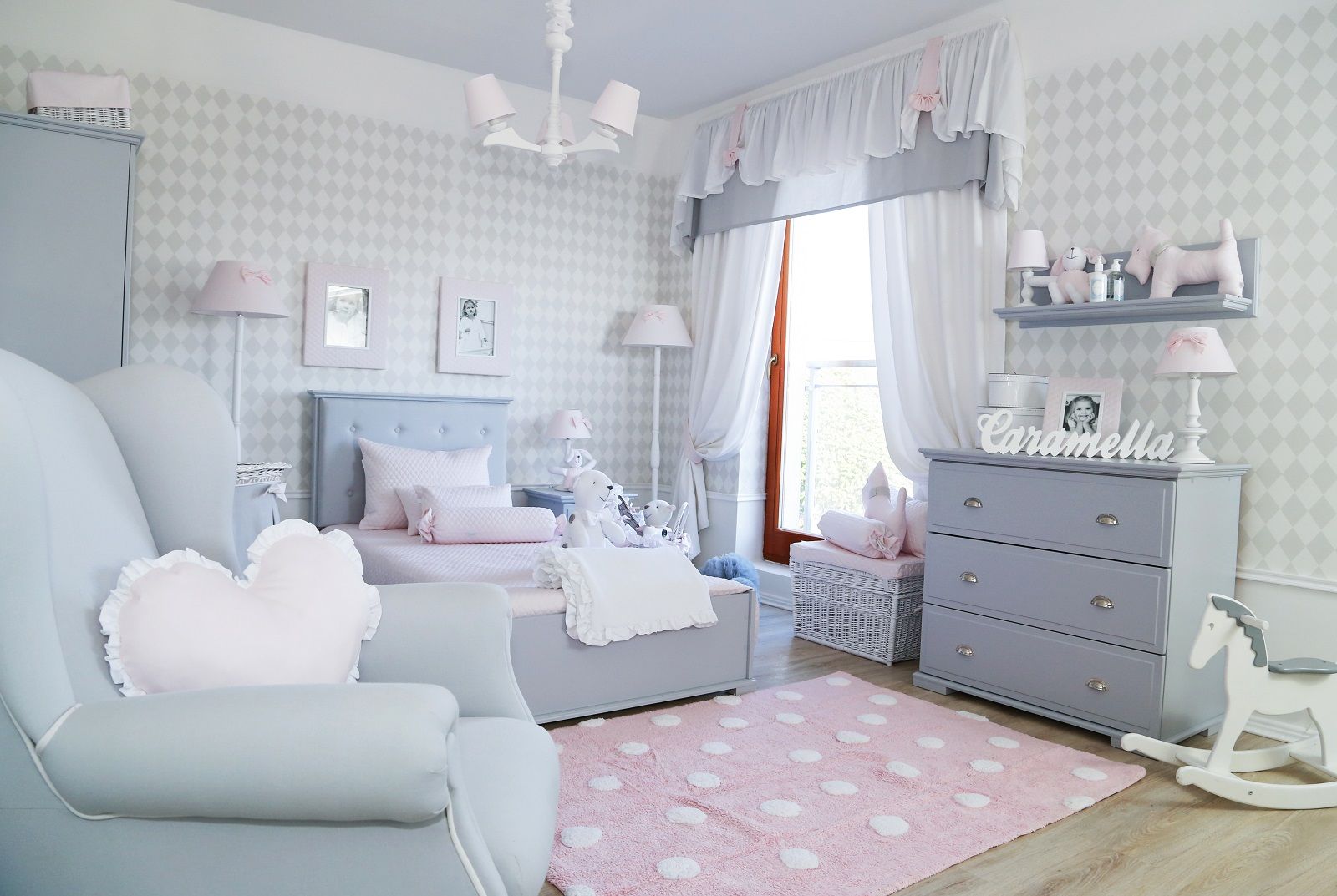 Pudrowe kolory w połączeniu z szarością - pokój dla dziewczynki, Caramella Caramella モダンデザインの 子供部屋