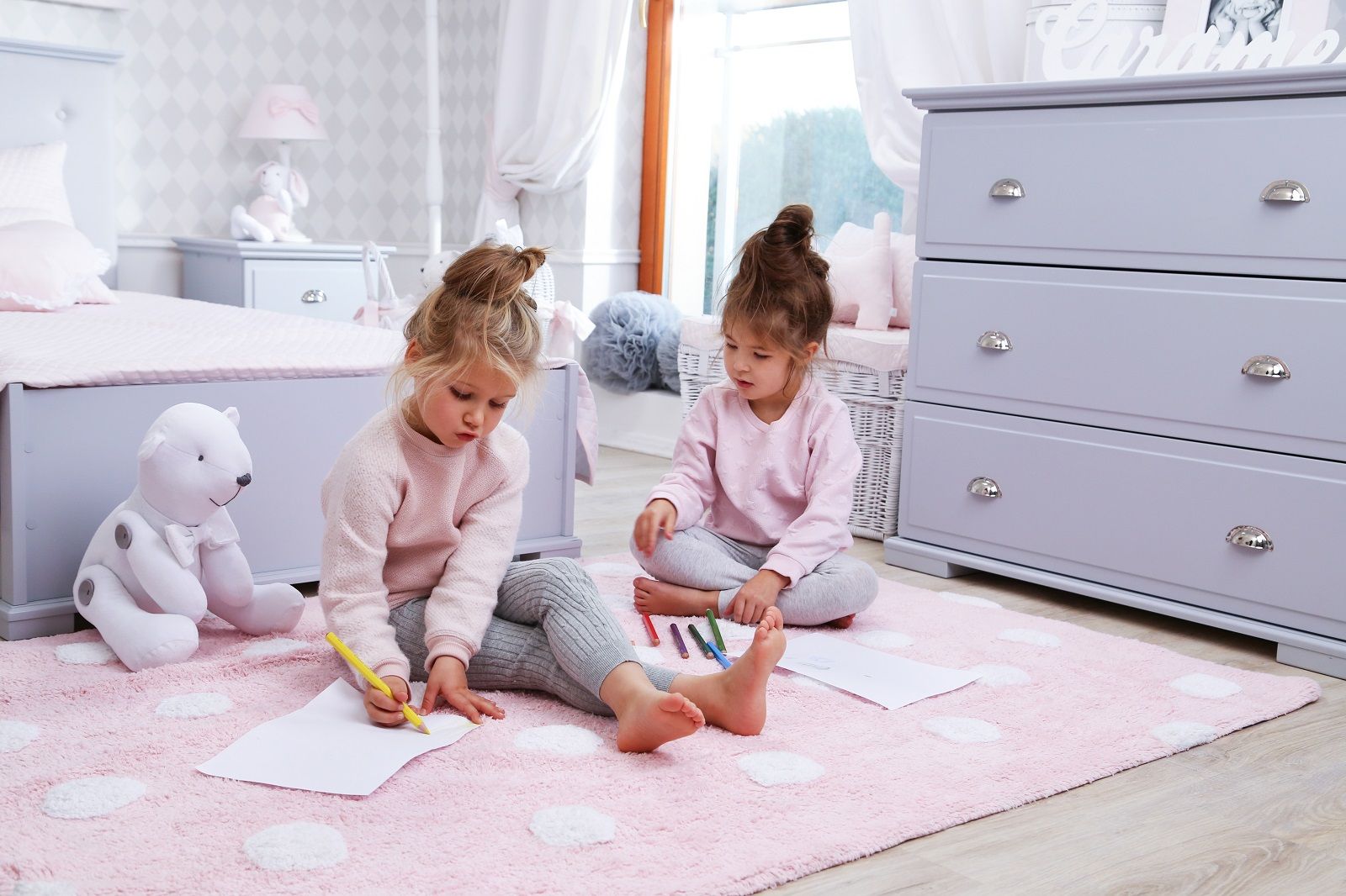 Pudrowe kolory w połączeniu z szarością - pokój dla dziewczynki, Caramella Caramella Nursery/kid’s room