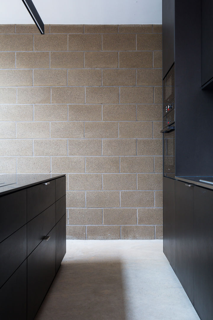 View of exposed block work wall between kitchen island and main run of units Mustard Architects Cocinas industriales