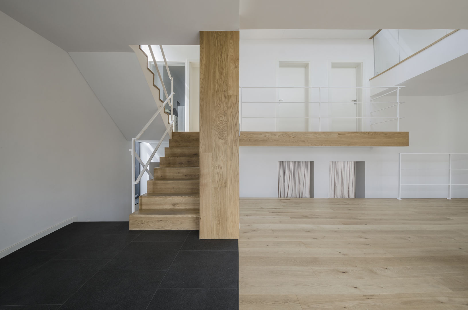 METAMORFOZA. DOM KOSTKA NA WILANOWIE STARYM , PAWEL LIS ARCHITEKCI PAWEL LIS ARCHITEKCI Modern Corridor, Hallway and Staircase Wood Wood effect