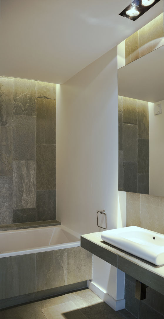 METAMORFOZA. DOM KOSTKA NA WILANOWIE STARYM , PAWEL LIS ARCHITEKCI PAWEL LIS ARCHITEKCI Modern bathroom Slate