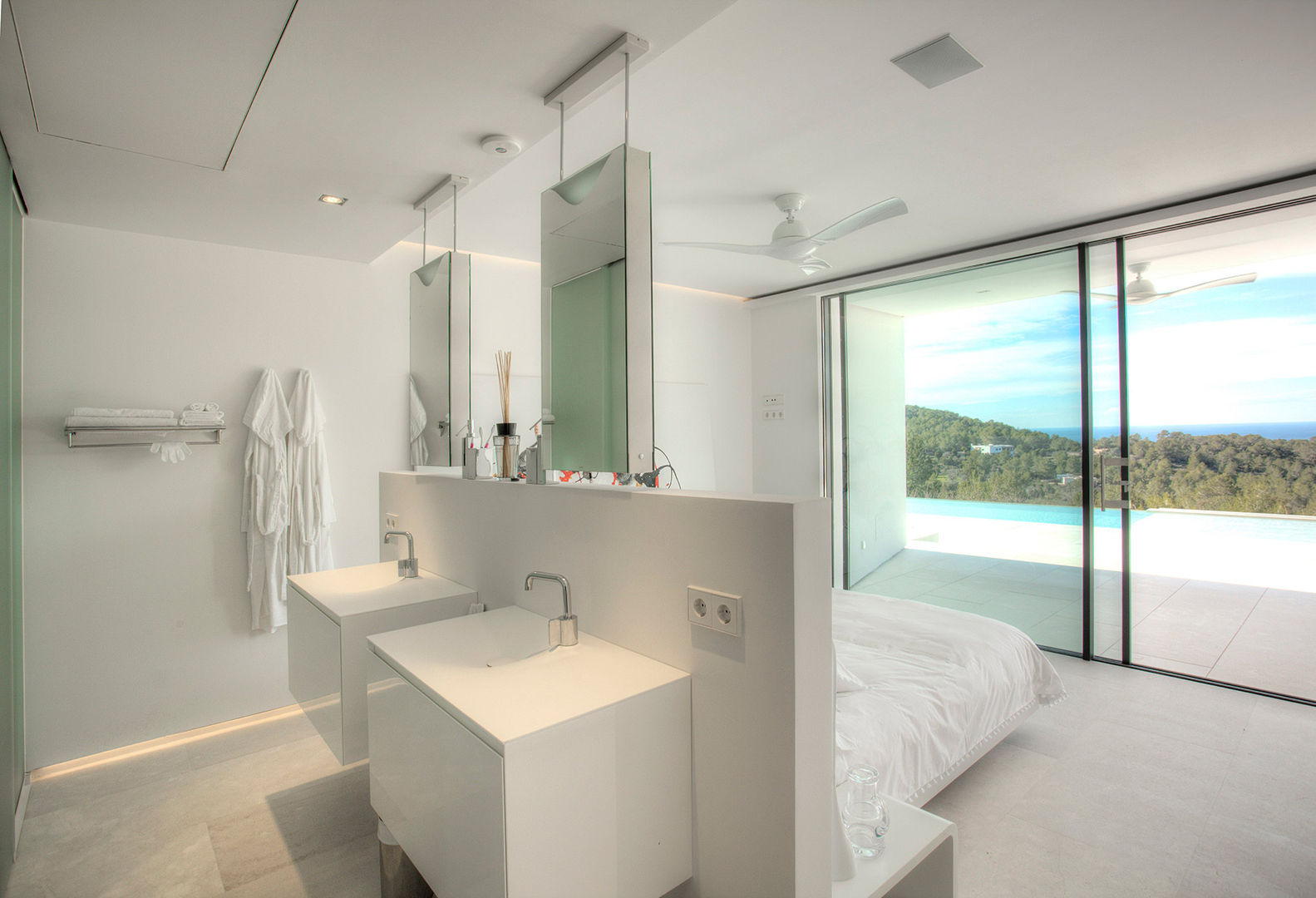 homify Modern bathroom