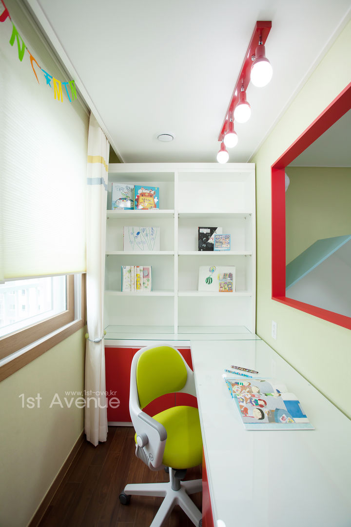 시원한 블루가 포인트 되어주는 인테리어, 퍼스트애비뉴 퍼스트애비뉴 Modern nursery/kids room