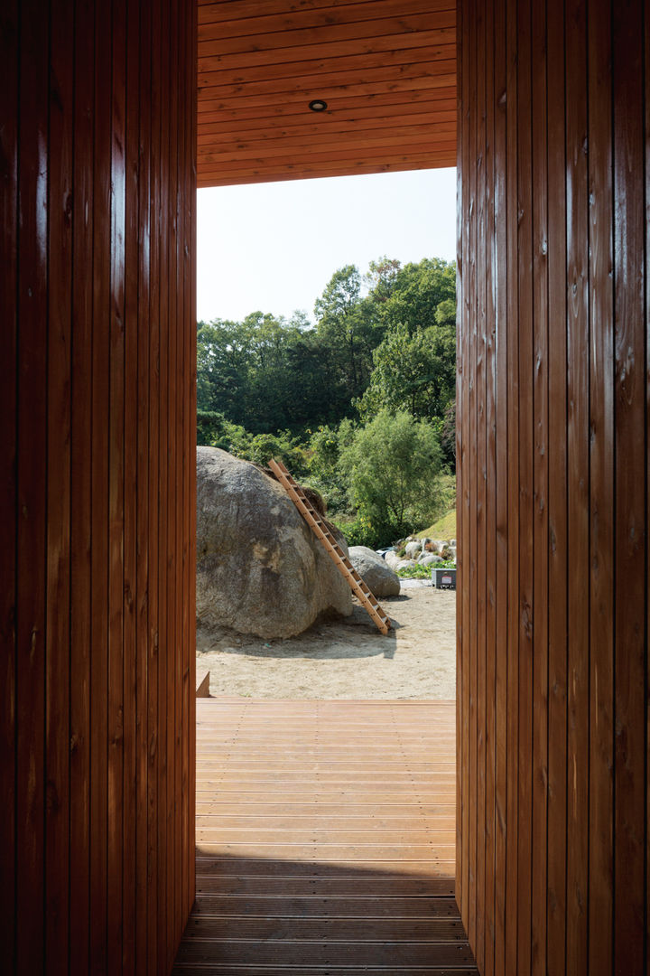 바위집( ROCK HOUSE ), B.U.S Architecture B.U.S Architecture Casas modernas