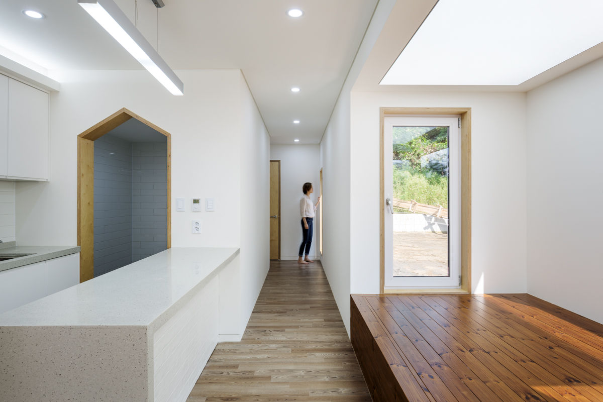 바위집( ROCK HOUSE ), B.U.S Architecture B.U.S Architecture Modern corridor, hallway & stairs