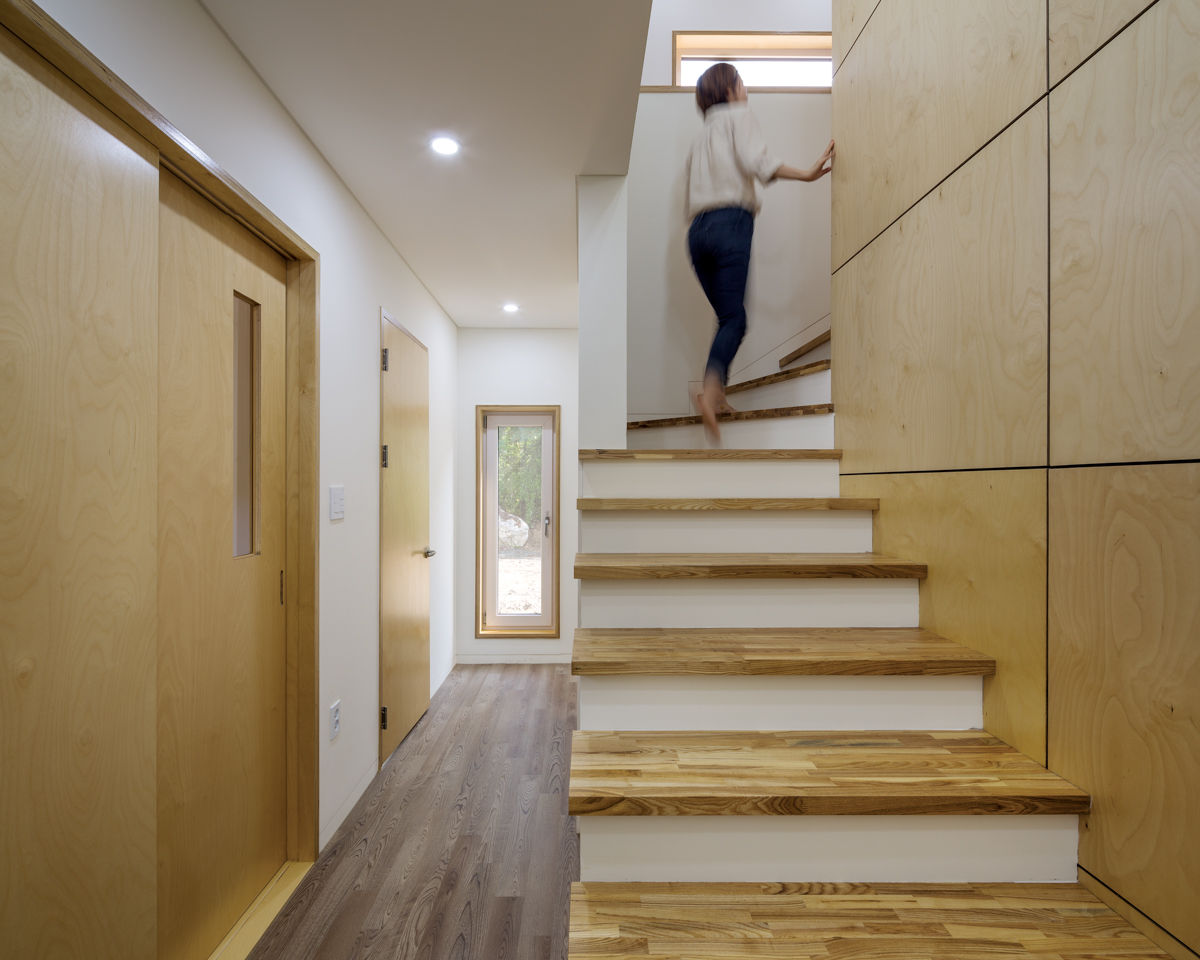 바위집( ROCK HOUSE ), B.U.S Architecture B.U.S Architecture Modern corridor, hallway & stairs