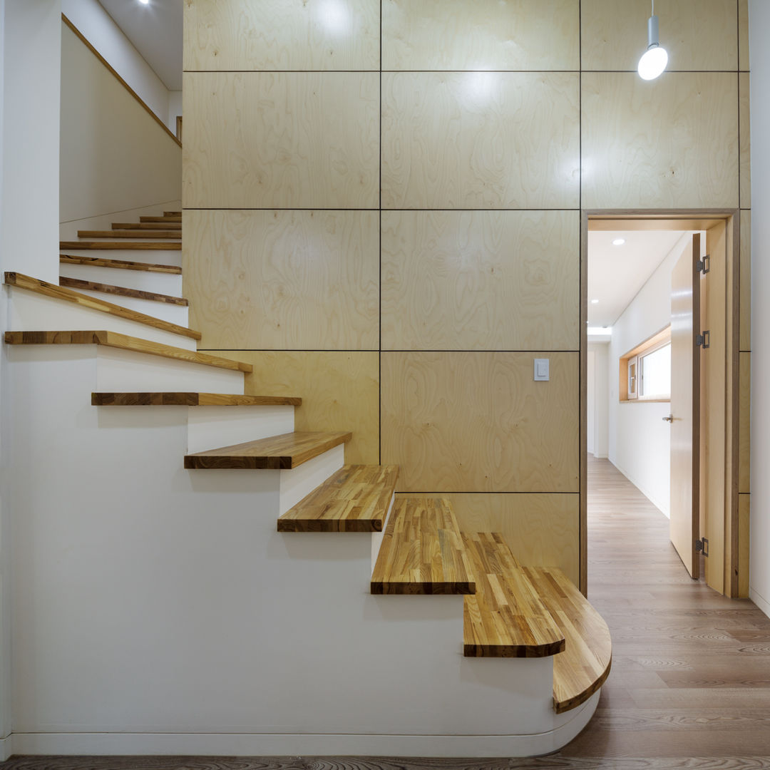 바위집( ROCK HOUSE ), B.U.S Architecture B.U.S Architecture Modern corridor, hallway & stairs