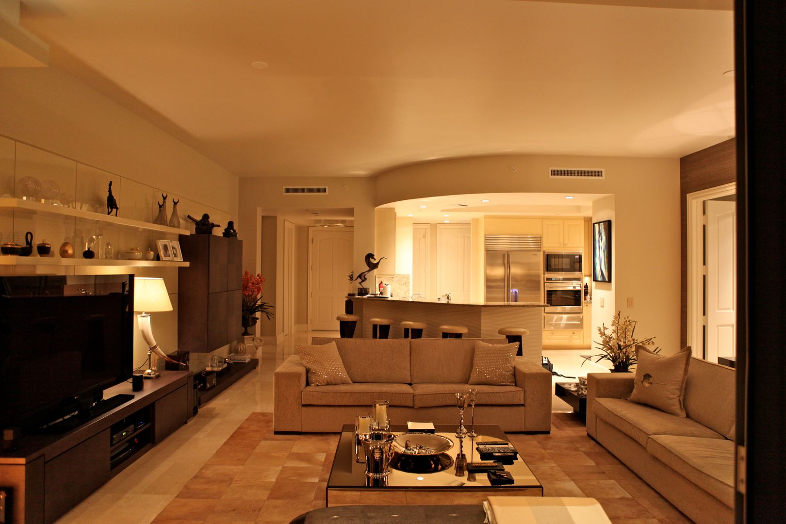One Bal Harbour Miami Evi, Kerim Çarmıklı İç Mimarlık Kerim Çarmıklı İç Mimarlık Modern living room Sofas & armchairs