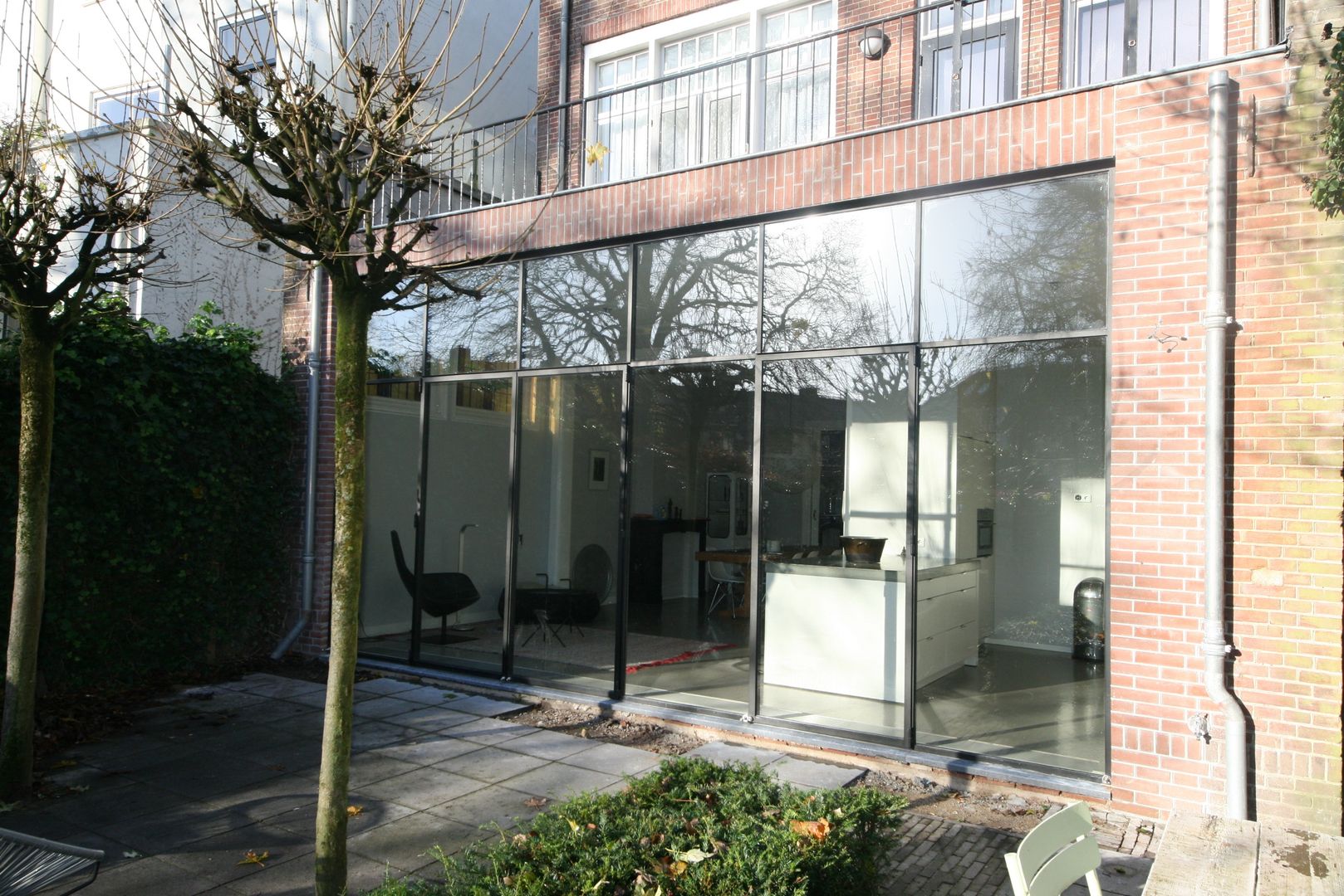 Neem een kijkje in een modern huis in Breda, ddp-architectuur ddp-architectuur Puertas y ventanas de estilo minimalista Metal