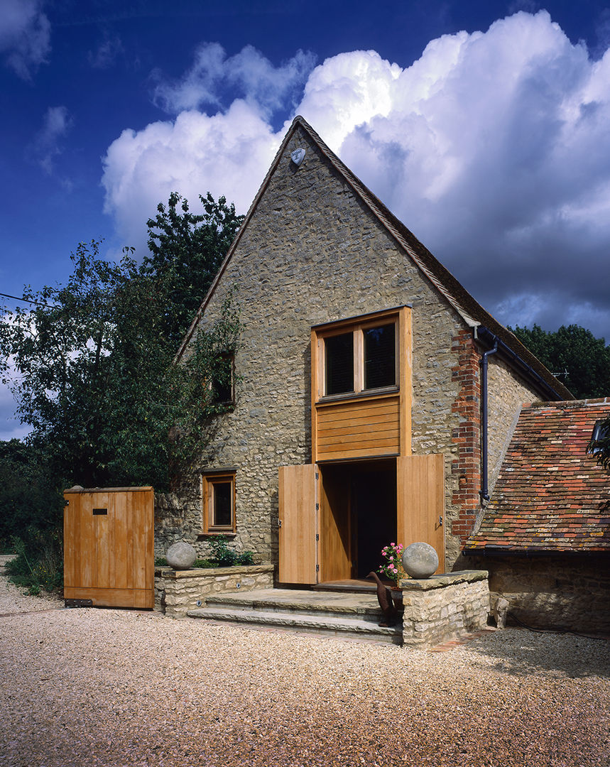 KSR Architects | Luxury barn conversion | Exterior KSR Architects Rustic style house