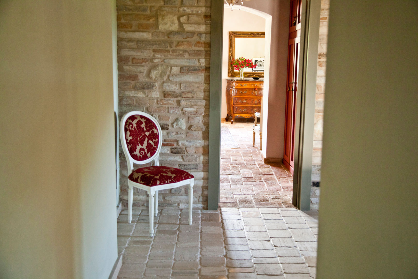 Casa Leopardi, Ing. Vitale Grisostomi Travaglini Ing. Vitale Grisostomi Travaglini Rustic style corridor, hallway & stairs