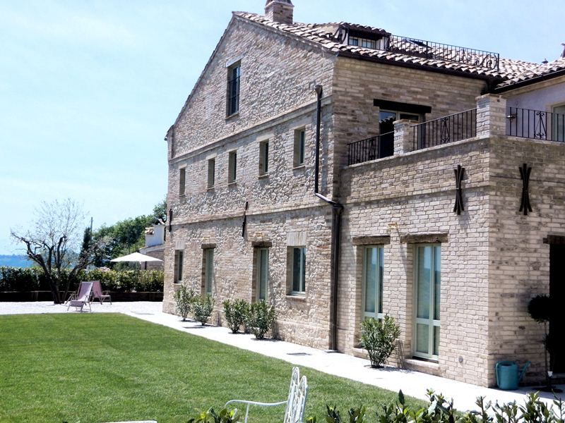 Casa Leopardi, Ing. Vitale Grisostomi Travaglini Ing. Vitale Grisostomi Travaglini Casas de estilo rústico