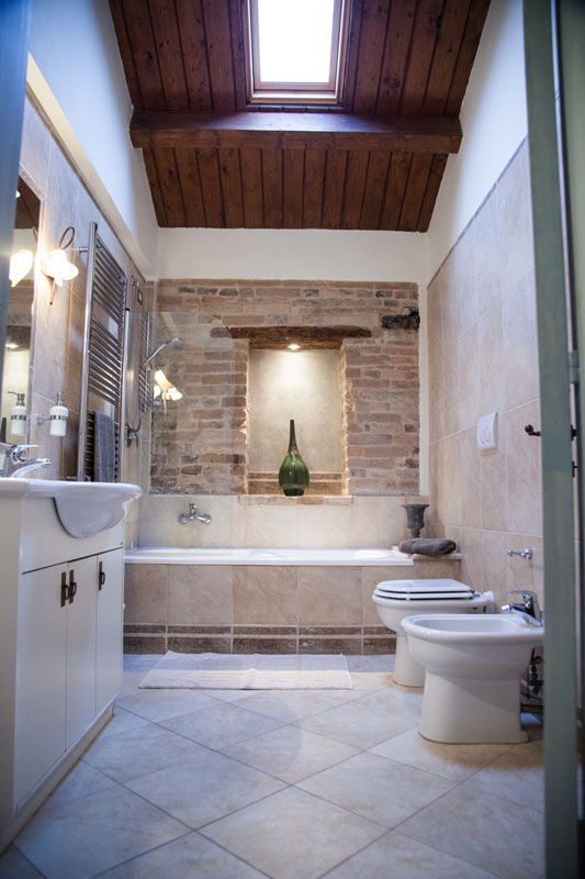 Casa Tre Archi, Ing. Vitale Grisostomi Travaglini Ing. Vitale Grisostomi Travaglini Bagno in stile rustico Apparecchio idraulico,Rubinetto,Specchio,Bagno,Lavello,Legna,Illuminazione,Interior design,Pavimentazione,Pavimento