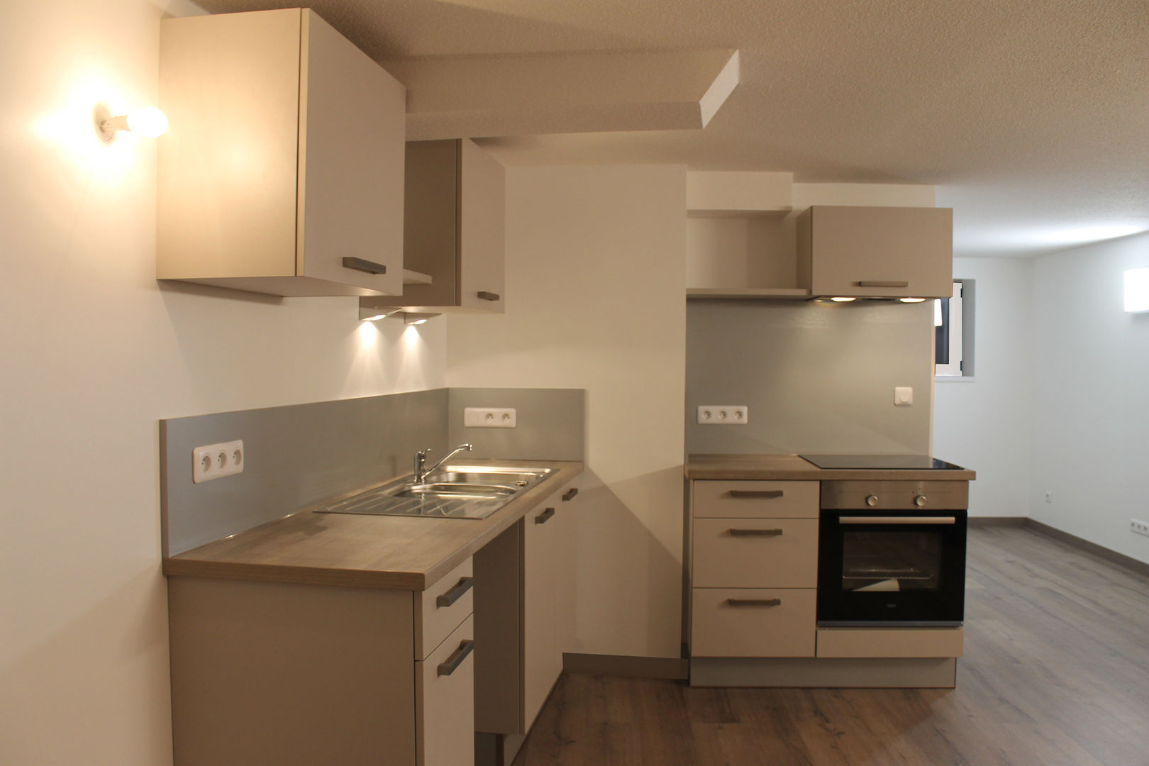 APPARTEMENT LOCATIF T3 A GRIESHEIM SUR SOUFFEL, Agence ADI-HOME Agence ADI-HOME モダンな キッチン 木材・プラスチック複合ボード