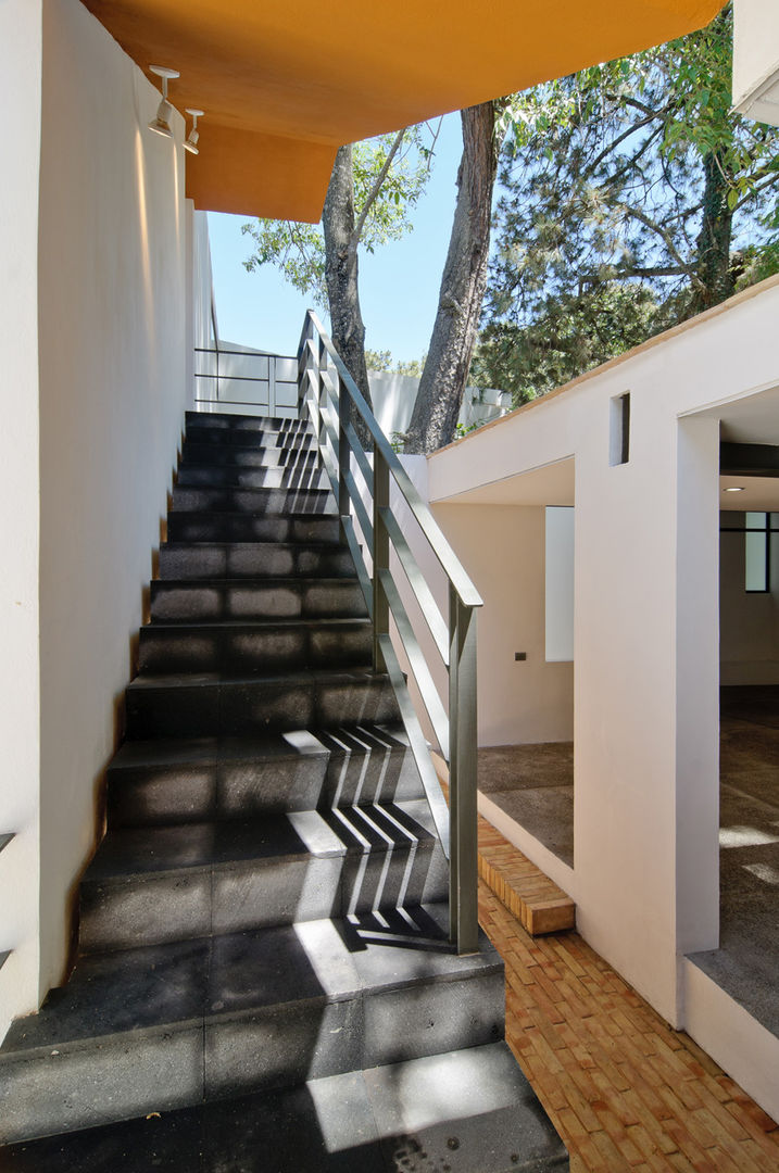 Casa La Lagartija, alexandro velázquez alexandro velázquez Modern corridor, hallway & stairs