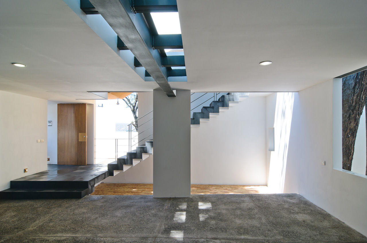 Casa La Lagartija, alexandro velázquez alexandro velázquez Modern corridor, hallway & stairs