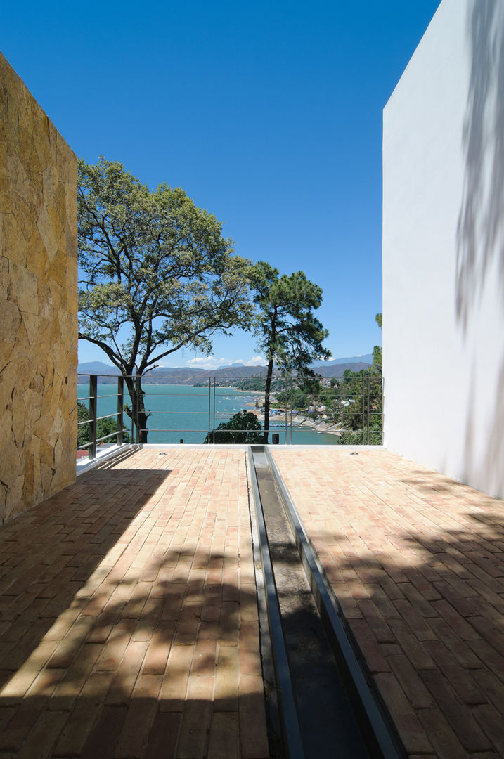 Casa La Lagartija, alexandro velázquez alexandro velázquez Modern style balcony, porch & terrace