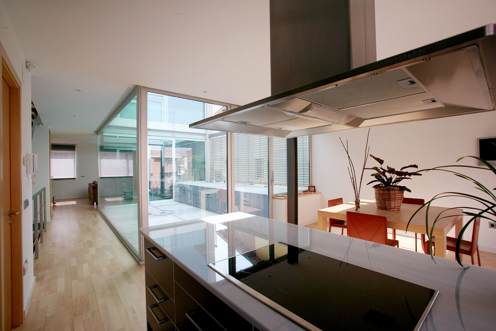 Vista interior cocina Comas-Pont Arquitectes slp Cocinas de estilo moderno
