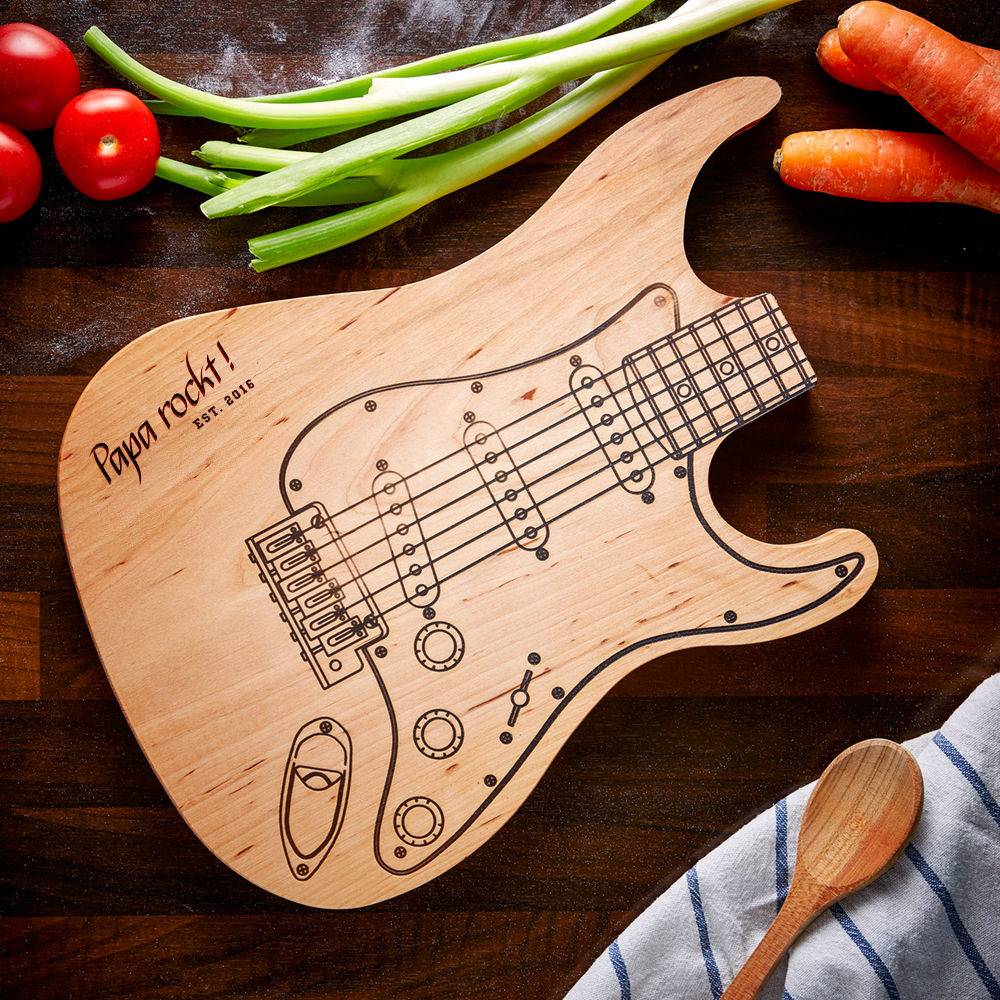 Schneidebrett Gitarre - Papa rockt!, Gravado (LPZ Handelsgesellschaft mbH) Gravado (LPZ Handelsgesellschaft mbH) Rustic style kitchen Wood Wood effect Kitchen utensils