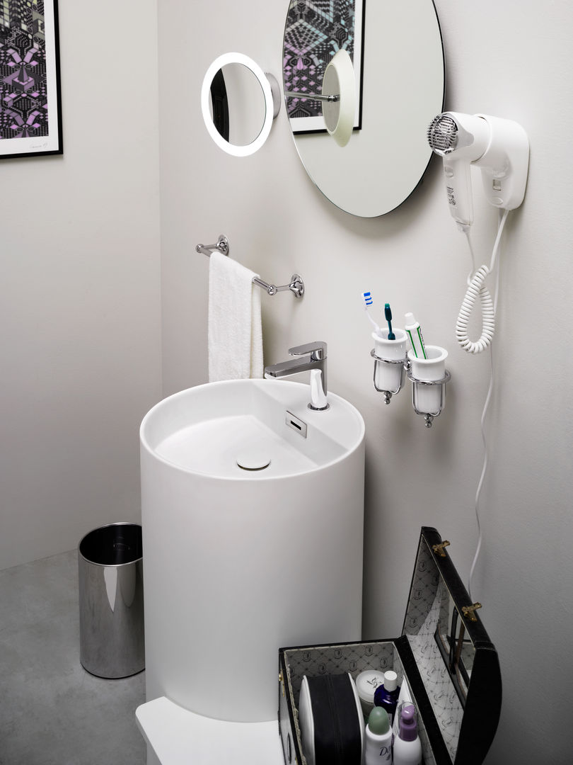 7 BATHROOMS FOR 7 STORIES, Lineabeta Lineabeta Modern Bathroom Metal Textiles & accessories