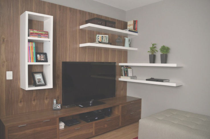 Mueble de tv en madera de nogal y laca blanca. homify Oficinas Madera Acabado en madera Armarios y estanterías