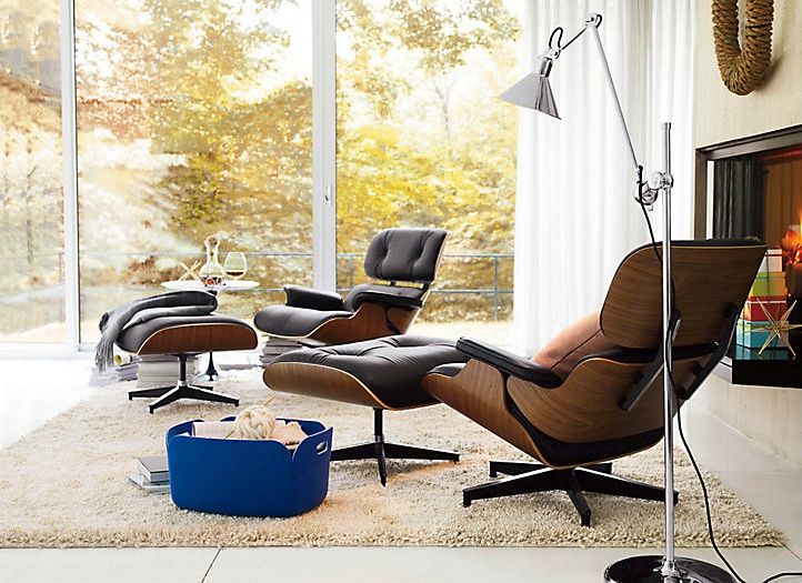 Eames® Lounge Chair and Ottoman, Design Within Reach Mexico Design Within Reach Mexico モダンデザインの リビング 革 灰色 ソファー＆アームチェア