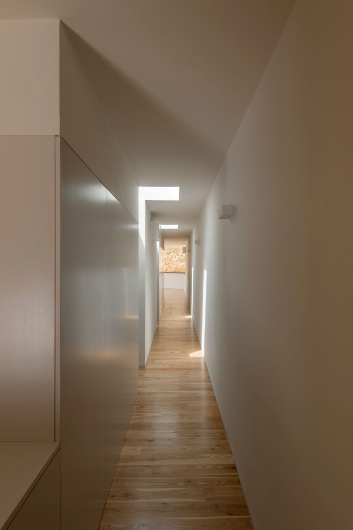 Casa em Espiunca, ABPROJECTOS ABPROJECTOS Rustic style corridor, hallway & stairs