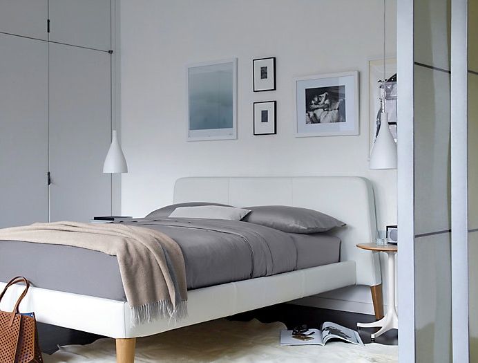 Parallel Queen Bed Design Within Reach Mexico Cuartos de estilo moderno Piel Gris Camas y cabeceras