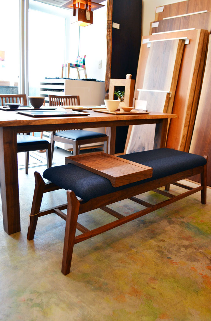 Bench -ベンチ-, 株式会社 3rd 株式会社 3rd Comedores modernos Madera maciza Multicolor Sillas y banquetas