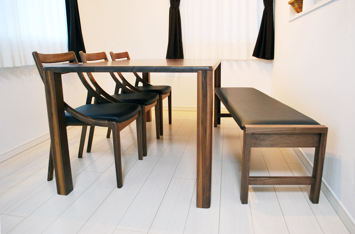 Bench -ベンチ-, 株式会社 3rd 株式会社 3rd Comedores modernos Madera maciza Multicolor Sillas y banquetas