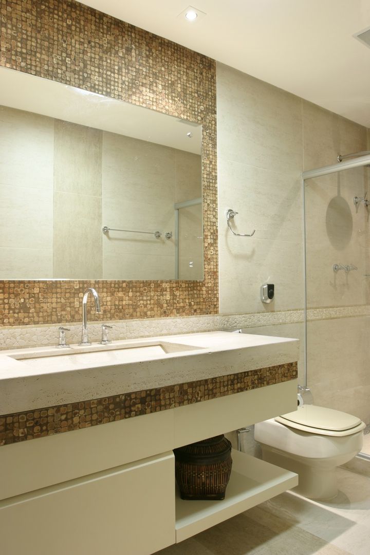 homify Modern bathroom