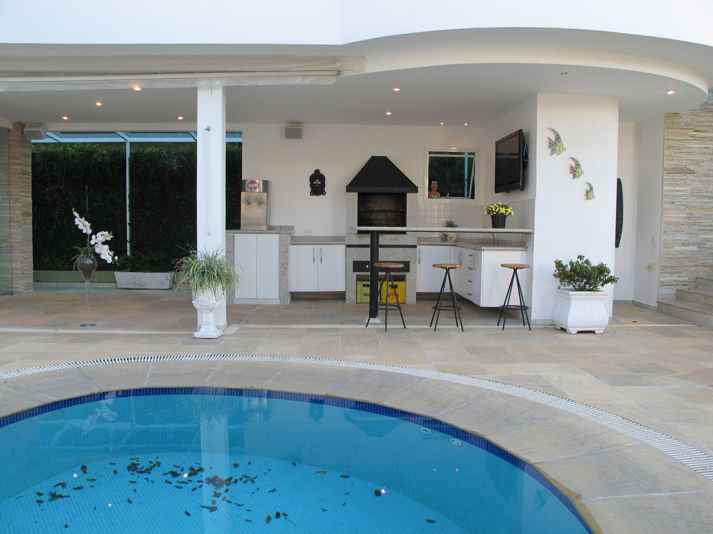 homify Modern pool