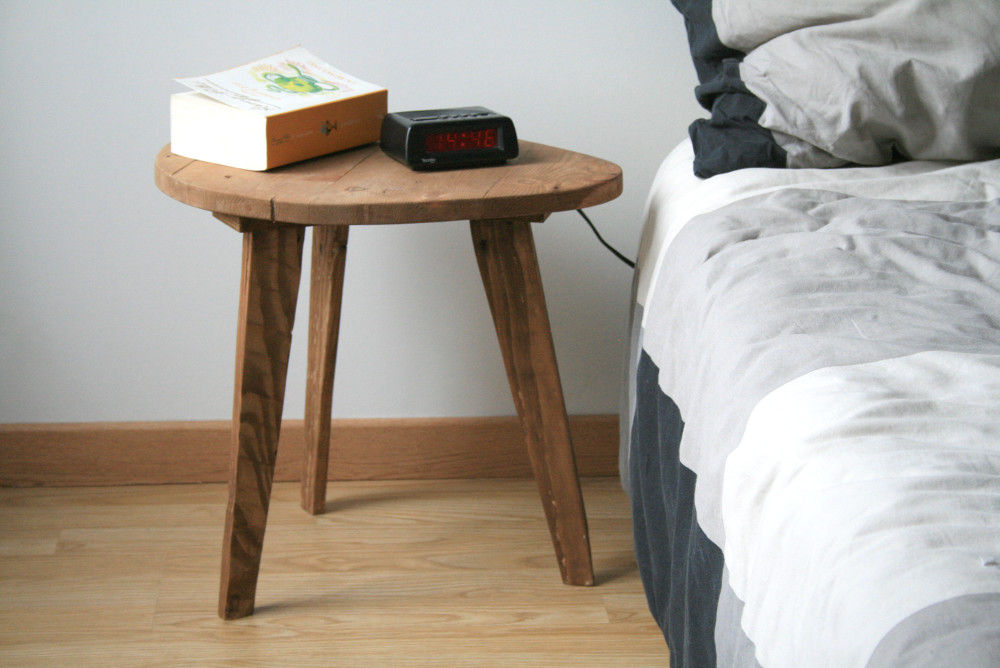 Table de chevet / Petite table basse en bois de récupération, Charles' Woodies Charles' Woodies 러스틱스타일 침실 우드 우드 그레인 베드 사이드 테이블