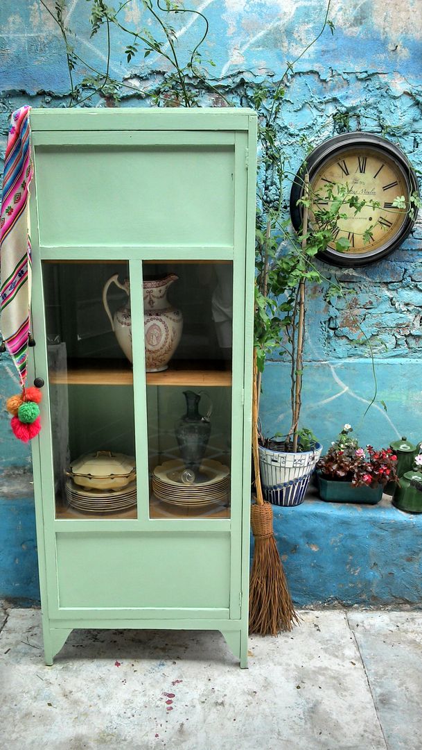 APARADORES ANTIGUOS DE CAMPO, Muebles eran los de antes - Buenos Aires Muebles eran los de antes - Buenos Aires Nhà bếp phong cách mộc mạc Than củi Multicolored Cabinets & shelves