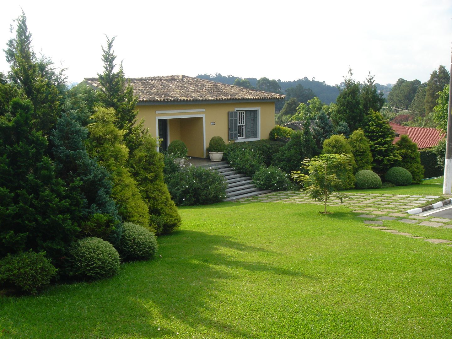 Jardim estilo inglês no Condomínio Parque Dom Henrique Cotia , REJANE HEIDEN PAISAGISMO REJANE HEIDEN PAISAGISMO สวน