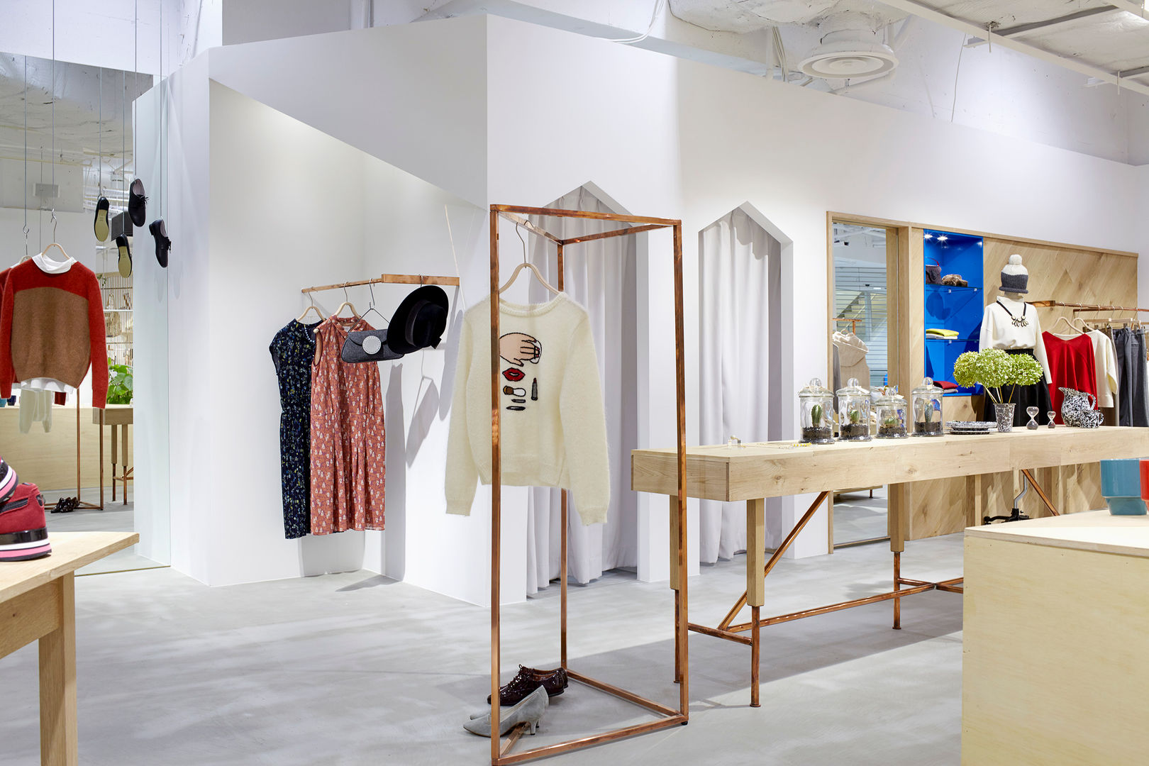 R&N relacher&non-sens / FLAT 自由が丘 , 暮らすひと暮らすところ 暮らすひと暮らすところ Minimalist dressing room