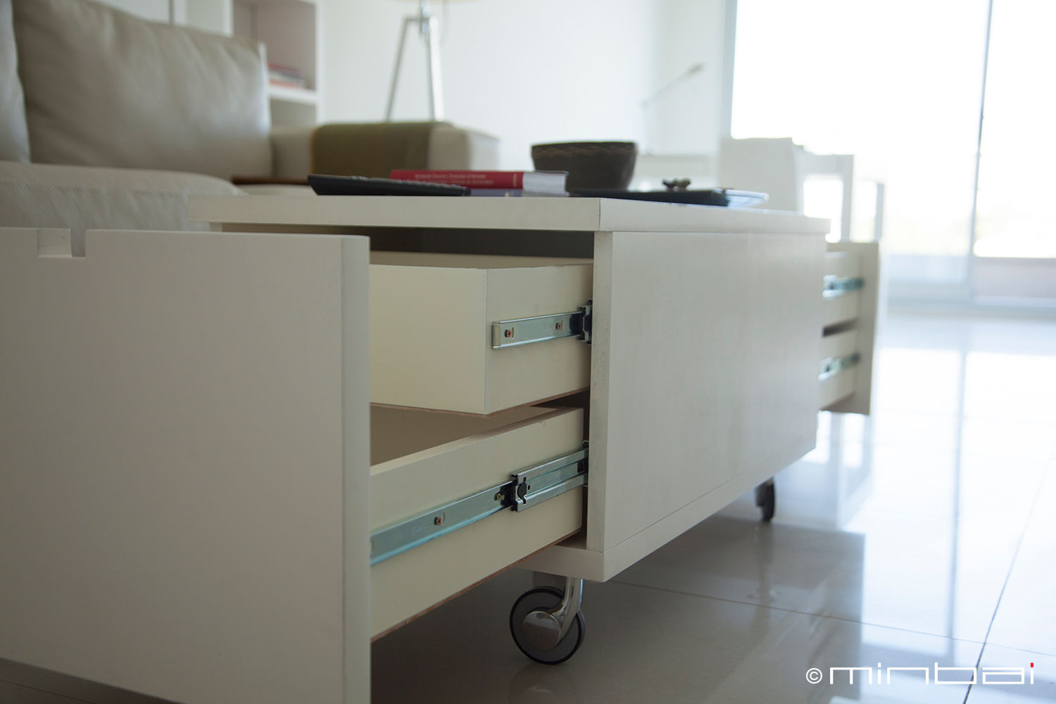 24 M2: Showroom instalado en Belgrano, CABA, Buenos Aires, Argentina., MinBai MinBai Minimalist living room Wood Wood effect Storage