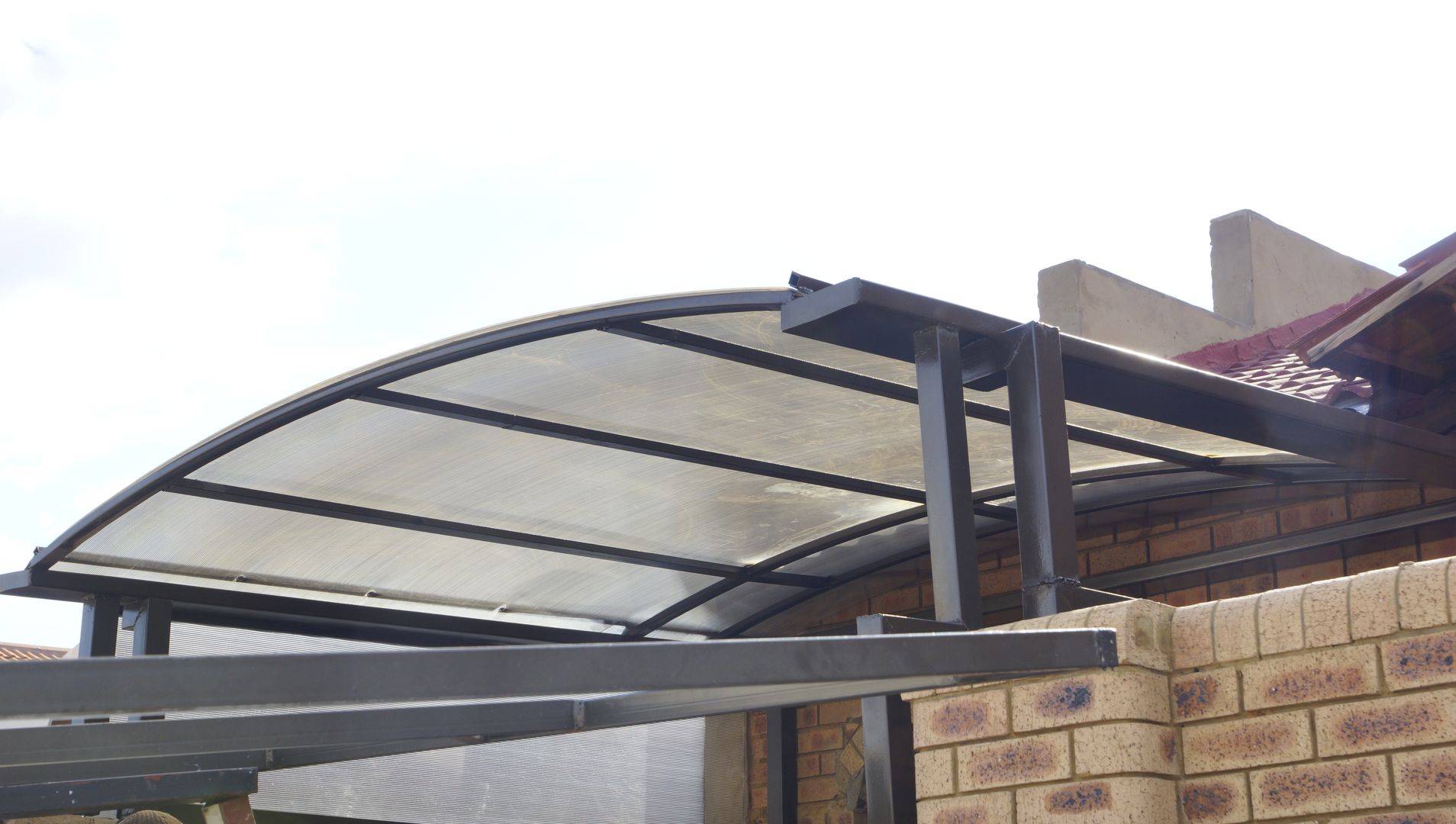 Carpot with Polycarbonate Multiwall Sheet Yaya Engineering Group (Pty) Ltd Modern garage/shed