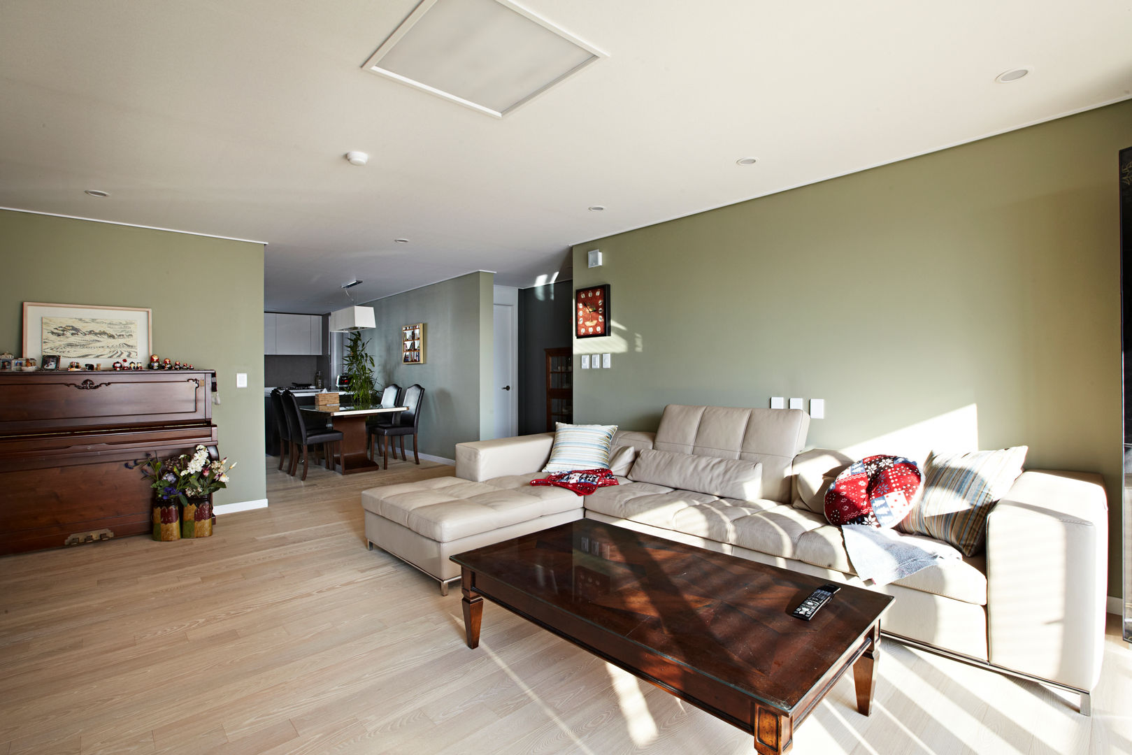 Urban Morden House, housetherapy housetherapy Moderne Wohnzimmer