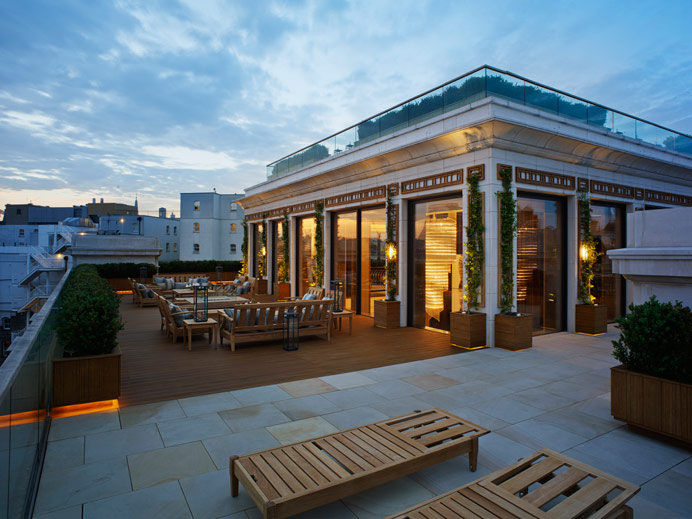 Penthouse terrace with multilevel rooftop garden space, Whitehall, London Decorum . London モダンな庭 無垢材 多色